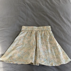 Kjol från HM - Supersöt kjol från Hm köpt förra sommaren. Endast använd en gång och är precis som ny💕💕