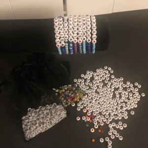 Armband  - Hej!  Dom 10 första som skickar till oss får köpa ett armband för 20kr med eget valt motiv, vi försöker få slut på det vi har i lager just nu så hör av er så skriver vi vad vi har för färger kvar osv ✨💕 vi skickar armbanden i brev så frakten kostar 13kr 