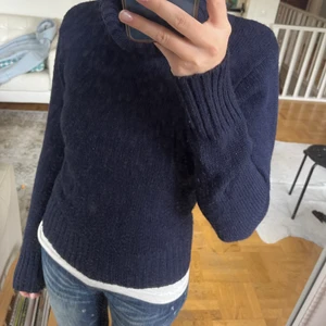 Stickad Polotröja - Denna fina marinblå stickade polotröjan! Storlek M men passar mer som en S. Köparen står för frakten💕