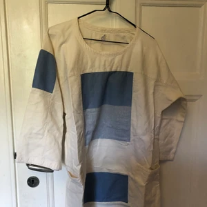 Unikt förkläde 100% bomull - Jätteskönt förkläde/tröja med fickor. Köpt på myrorna. 100% bomull