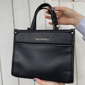 Helt oanvänd Valentino handväska, köpt i Italien i Mirade. Axlband samt dustbag tillkommer🩷Kan mötas upp i Gbg, annars post (frakt tillkommer). Buda eller köp direkt för 500kr