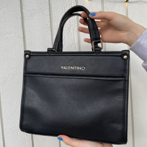 Valentino Handbag - Helt oanvänd Valentino handväska, köpt i Italien i Mirade. Axlband samt dustbag tillkommer🩷Kan mötas upp i Gbg, annars post (frakt tillkommer). Buda eller köp direkt för 500kr