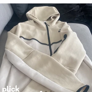 Nike tech fleece  - Säljer nu min Nike tech kofta. Älskar verkligen den men köpte i fel storlek. Använd en gång. Den är helt som ny, finns inga märken!  Jag kan tänka mig byta mot en i xs! PRIS GÅR ATT DISKUTERA 