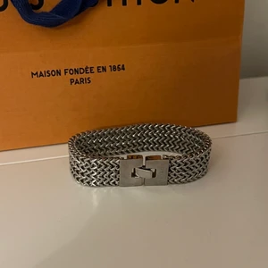 Edblad armband  - Armband från Edblad. Några repor (syns på bilden) annars nyskick. Säljer på grund av att jag gillar guld mer. Köpt för 500kr 