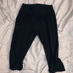 Korta, svarat träningsbyxor från Cubus!  - Ett par knälånga leggings från Cubus!