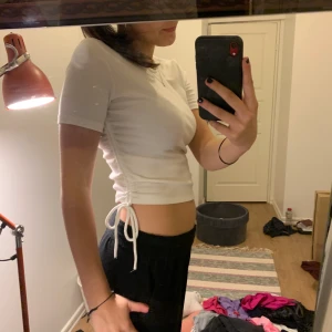 Zara vit topp - Toppen e från Zara. Skönt material och snygg. Tycker inte om man tröjor så säljer den därför. Men toppen e skit snygg o älskar snören på sidorna☺️