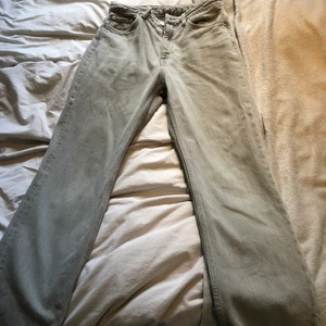 Gråa weekeay jeans - Weekeay voyage gråa i storlek 27-30. Kan mötas upp i bromma eller frakta