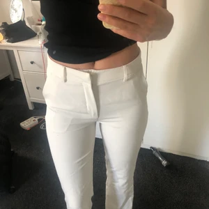 Vita kostymbyxor  - Säljer mina vita kostymbyxor från bikbok, då de är för korta. Nypris 399kr. Strl 36. 💓💓skriv för mer bilder