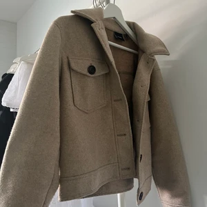 Höst kappa - En höst jacka från vero Moda i storlek M 250kr + frakt  Vill bara meddela att den är lite nopprig men den är knappt använd. 
