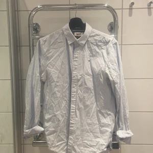 Skjorta Tommy Hilfiger - Skjorta i fint skick från Tommy Hilfiger i storlek S
