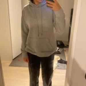 M - Säljer denna jätte finns tröjan från hollystel den finns även i svart om de tö är någon som e intresserad 