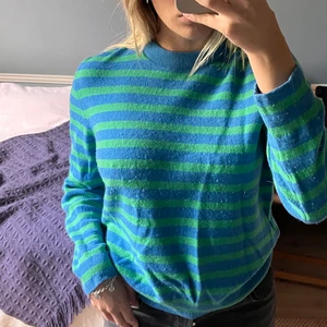 Tröja  - Säljer min fina tröja från Zara! Har inte kommit till användning då den har varit lite stor. Köparen står för frakten. Hör av dig om du har några funderingar❤️