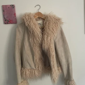 Fluffig jacka i vitt - En tjockare fluffig jacka i vitt från Urban outfitters. Införskaffade mig jackan i vintras och använde den cirka 5 gånger. Därför är den i bra skick. Y2K inspirerad. Vid snabb affär kan priset diskuteras