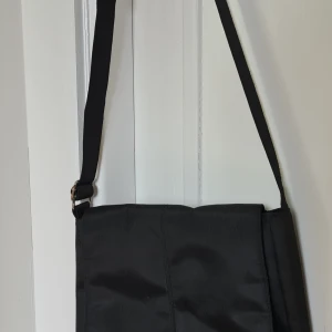 Handväska - Svart handväska 27x26 cm med justerbar axelrem