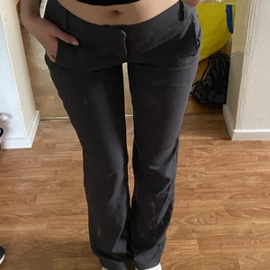 Kostym byxor  - Säljer dem här SÅ snygga low waisted kostym byxorna! Köpta på saint tropez i storlek 38. Säljer pga att de sitter för tajt. knappen på insidan är dock lös men de går att sy fast! Är 175 och längden är något för långt men de gillar vi💕klicka inte på köp!!