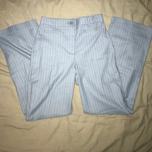 Kostymbyxor  - Blåa kostymbyxor från Monki. Möts upp alternativt fraktar💙