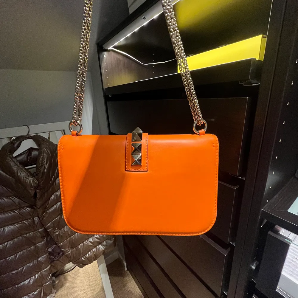 Säljer min sååå fina unika valentino glam lock väska. Väskan är orange och har inga tydliga defekter. Den är i nyskick. . Väskor.