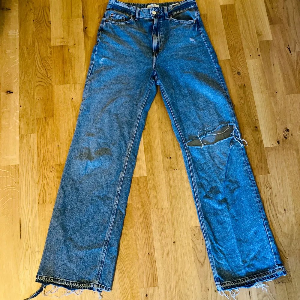 Slitna jeans från H&M. Storlek 38.. Jeans & Byxor.