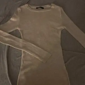 En beige tröja i ribbat material i storlek S, fint skick knappast använd