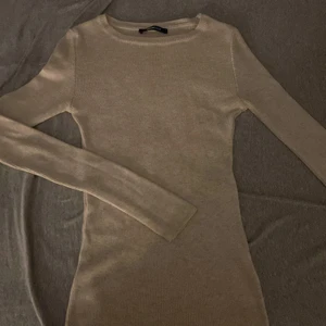 Beige tröja  - En beige tröja i ribbat material i storlek S, fint skick knappast använd