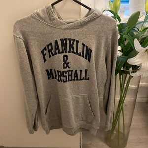 Hoodie - Säljer då jag aldrig använder den nu för tiden, så säljer för att få mer plats i garderoben🤩