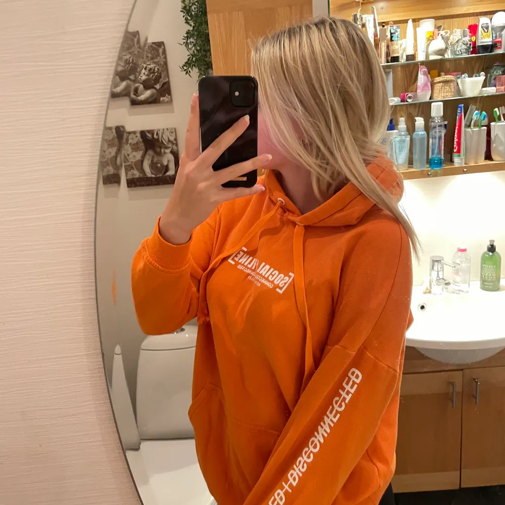 En orange oversize hoodie med tyck från hm, använd men i fint skick. Säljer för att jag inte tycker om färgen. Storlek S men är ju som sagt oversize så passar iallafall en M.  Frakt tillkommer. Hoodies.