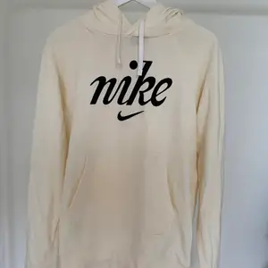 Cream vit Nike hoodie i storlek S. Tröjan är endast använd en gång och är i bra skick💓
