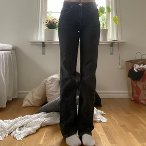 Zara jeans svarta/gråa  - Säljer mina superfina midwaist svarta/ gråa ish byxor från Zara! Väldigt bra skick❣️ (Dragkedje gylf) Är 166 cm☺️ Pris kan diskuteras vid snabb affär 