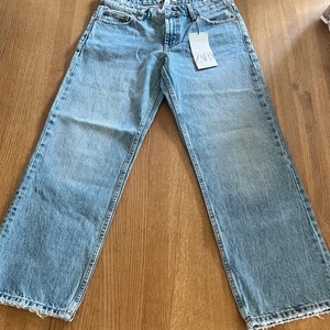 Lågmidjade jeans från Zara Storlek S - Lågmidjade jeans från Zara helt oanvänd köpte fel storlek. De är i storlek S