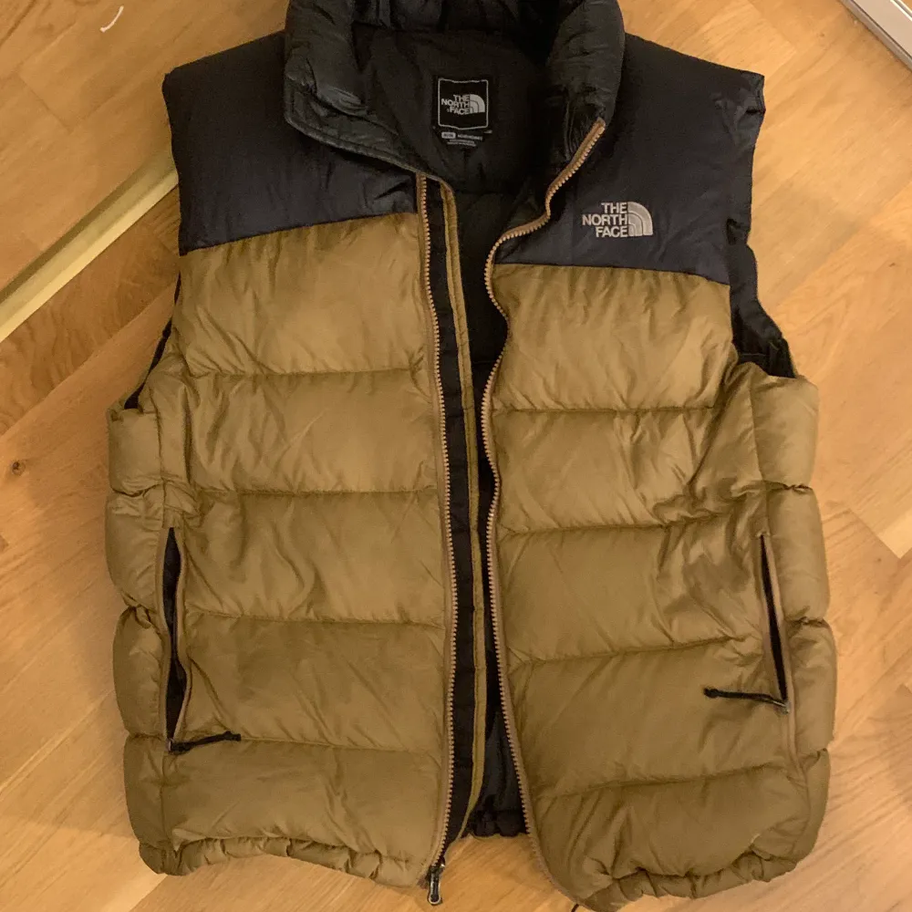 Väst från the north face köpt på second hand med polyester innehåll alltså inte dun den är storlek M men skulle säga en stor S den är brun och svart  och den är ungeufär ner till halva rumpan liknade kostar mellan 1500-2700 kr vad jag hittat  . Jackor.