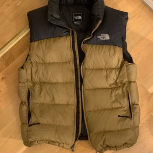 Väst - Väst från the north face köpt på second hand med polyester innehåll alltså inte dun den är storlek M men skulle säga en stor S den är brun och svart  och den är ungeufär ner till halva rumpan liknade kostar mellan 1500-2700 kr vad jag hittat  
