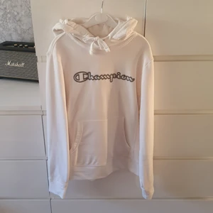 Champion Hoodie - Säljer nu denna mysiga hoddien för den blivit för liten. Den är knappt använd och passar till allt. Ganska liten i storleken så skulle säga en S istället för M🤍 Frakten tillkommer 