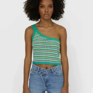 One shoulder linne - Jätte fint one shoulder linne i multi colour från stradivarius. Använt fåtal gånger🤘🏻 storlek S men passar M också! 