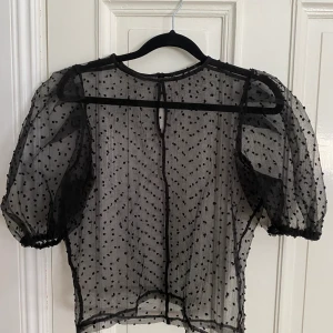 Genomskinlig tröja - Säljer denna häftiga tröja, supersnygg men säljes pga oanvändning! Köparen står för frakt, priset kan diskuteras❤️