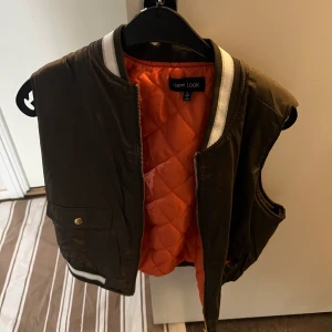 Väst  - Köpt i mall of America för 1 år använd 3 gånger är i bra skick st xl köpt för 7399 säljer för 1300 men pris kan diskuteras privat 