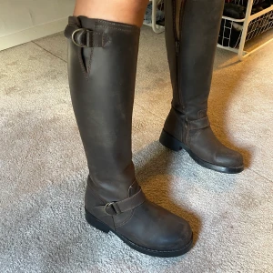 Johnny bulls storlek 36 - Säljer mina Johnny bulls i storlek 36, brunaktig färg, jättefint skick, använda vid fåtal tillfällen.  Säljer Pga för små och står bara i garderoben. 