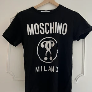 Moschino t-shirt - Stl, 48 passar S Sprick i trycket annars bra skick. Köpt på NK Göteborg.