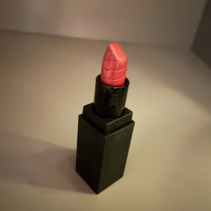 Läppstift  - Helt nytt läppstift från make up store! Har aldrig använt. Ny pris 155kr :) 29kr frakt med postnord 