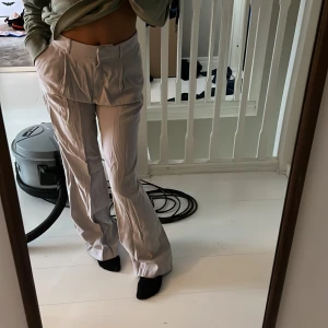 Kostymbyxor  - Ljusblå grå kostymbyxor från hm i storlek 32/xs  Tyvärr för långa och stora för mig så dom har aldrig använt dom Tryck inte på ”köp direkt”