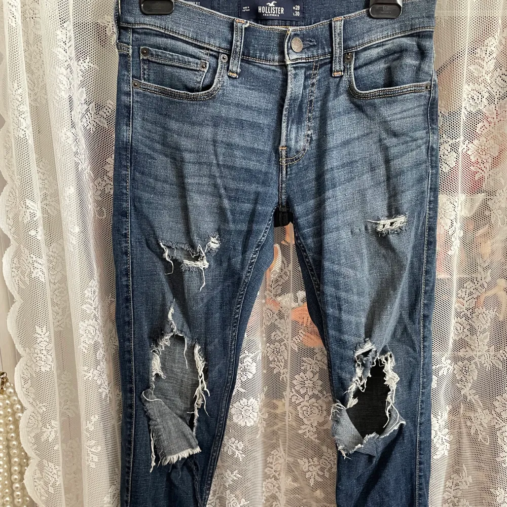 Snygga jeans från hollister köpta second hand i bra skick. Katt i hemmet. Köparen står för frakten. . Jeans & Byxor.