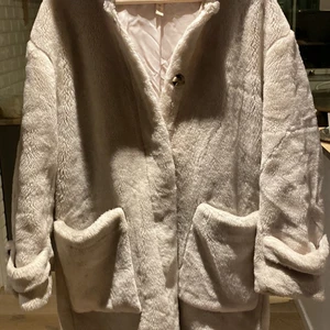 Hm pile kappa  - Säljer kappa med luva i pile .  Färg : beige / off white Storlek : S , dock vid och stor i storlek  Skick : använt men gott skick 