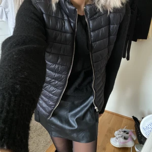 Svart väst  - Svart väst i nästintill nyskick💕pris går att diskutera vid snabb affär