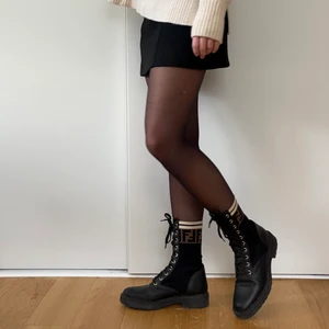 Fendi leather biker boots, strl 36 - Säljer dessa svarta klassiska Fendi boots i storlek 36. Använt fåtal gånger och är i jätte fint skick men passade inte riktigt min stil. Köpta på Nathalie Schuterman för nått år sedan för 9000kr. Box och dustbags finns. 💞