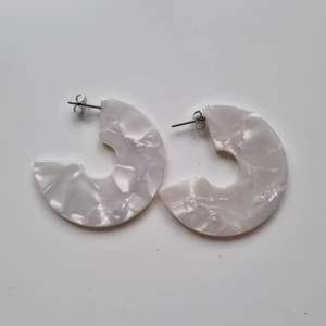 Örhängen från H&M  - Söta örhängen från H&M i bra skick och har aldrig använt dem💗💫 ❗️Köp inte direkt, jag tar swish❗️