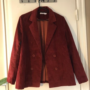 Manchesterkavaj från NAKD - Roströd manchesterkavaj från NAKD. Storlek 36. Superhärlig nu till hösten! Knappt använd, nästan som ny! 