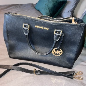 Michael Kors väska  - Säljer min nästan oanvända Michael Kors väska  Köpt för 4 år sedan men har knappt använt den då jag föredrar mindre väskor. Värd 3000kr   Säljer för 1000kr 