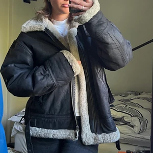 Jacka  - Höst/vinterjacka, köpt vintage i Paris, snygg och unik! Äkta skinn! <3 varm och skön! Oklar storlek men skulle säga typ oversized S-M