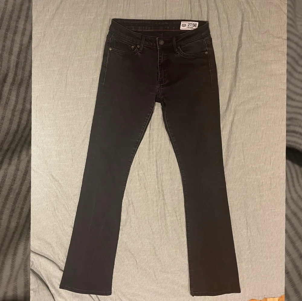 Crocker jeans med lite bootcut! Jeansen är low waist och i storlek 27/36 i modellen Pep! Boot 💗 Är i bra skick och är egentligen bara testade pga att de är för små tyvärr och de är små i storleken!  Nypris runt 700-800kr! . Jeans & Byxor.