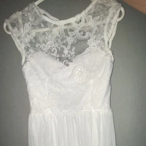 Klänning - Säljer denna klänning som har öppen rygg & dragkedja längst ner. Endast använd 1 gång.