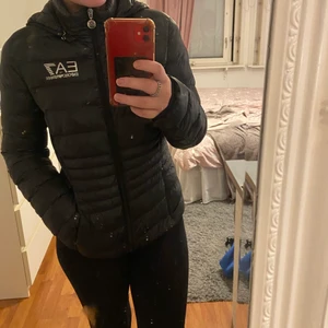 Armani jacka dam - Säljer min fina armani jacka i dam modell, sparsamt använd och i fint skick🤍 Nypris 1645kr mitt pris 1100 eller bud😇